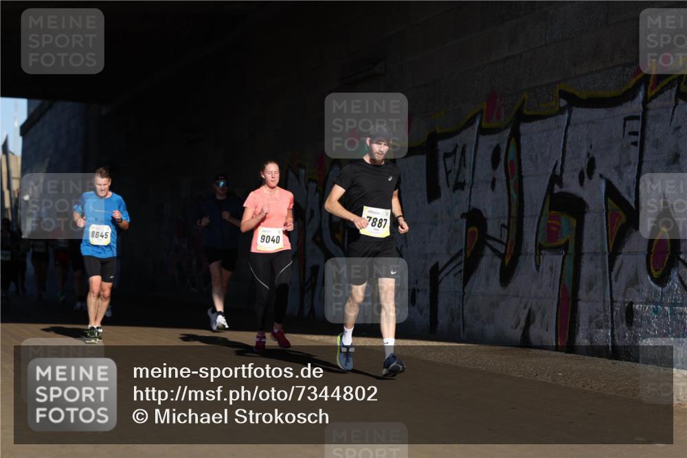 06.10.2024 - 19. swb-Marathon Bremen Michael Strokosch http://msf.ph/oto/7344802 06.10.2024 10:14:32 Laufen 8645, 9040, 7887 meine-sportfotos.de