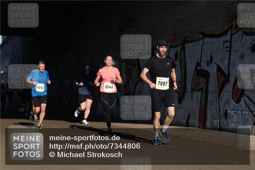 06.10.2024 - 19. swb-Marathon Bremen Michael Strokosch http://msf.ph/oto/7344806 06.10.2024 10:14:32 Laufen 8645, 9040, 7887 meine-sportfotos.de