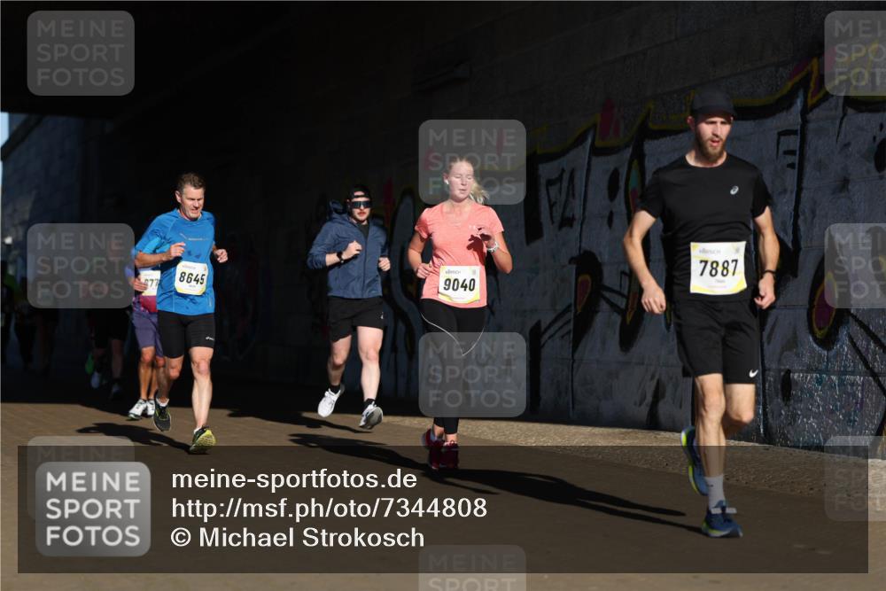 06.10.2024 - 19. swb-Marathon Bremen Michael Strokosch http://msf.ph/oto/7344808 06.10.2024 10:14:33 Laufen 877, 8645, 9040, 7887 meine-sportfotos.de
