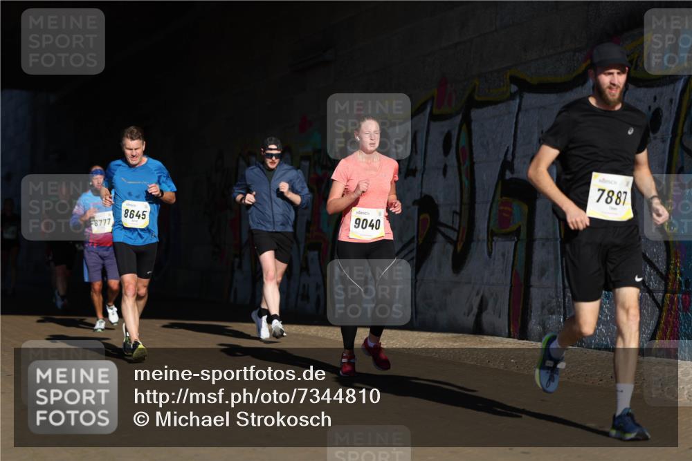 06.10.2024 - 19. swb-Marathon Bremen Michael Strokosch http://msf.ph/oto/7344810 06.10.2024 10:14:33 Laufen 8777, 8645, 9040, 7887 meine-sportfotos.de