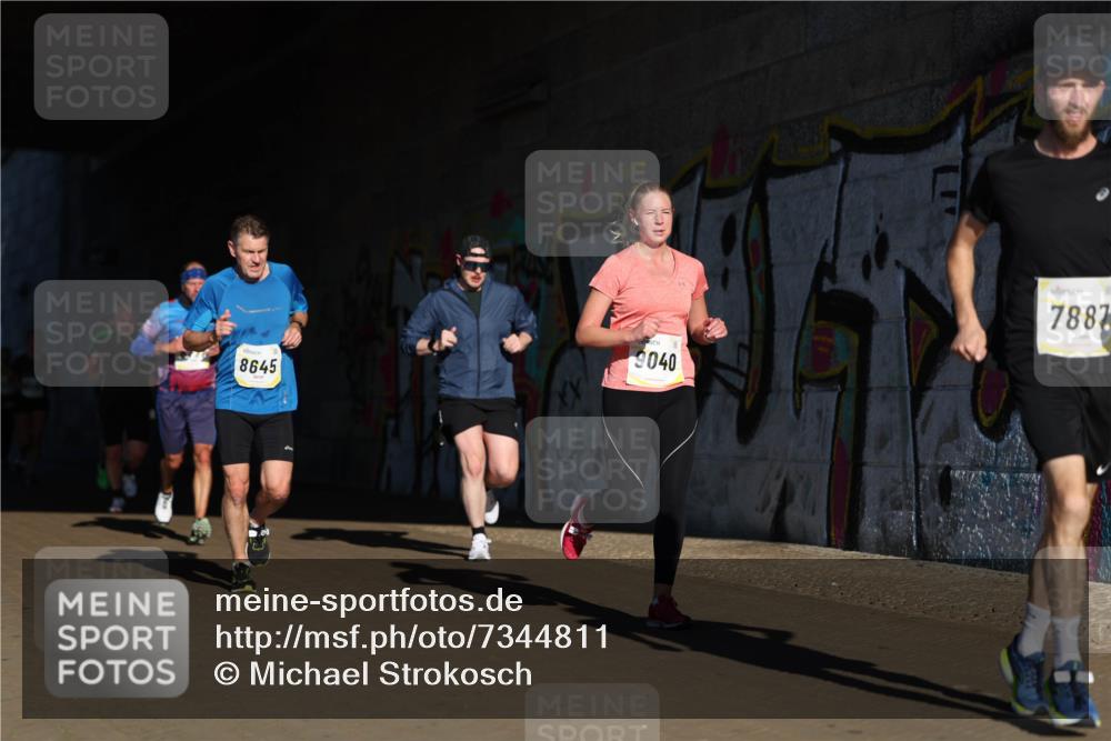 06.10.2024 - 19. swb-Marathon Bremen Michael Strokosch http://msf.ph/oto/7344811 06.10.2024 10:14:33 Laufen 8645, 9040, 7887 meine-sportfotos.de