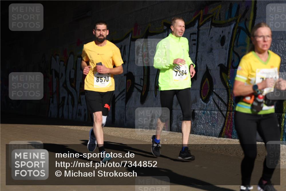 06.10.2024 - 19. swb-Marathon Bremen Michael Strokosch http://msf.ph/oto/7344852 06.10.2024 10:14:44 Laufen 8570, 7364 meine-sportfotos.de