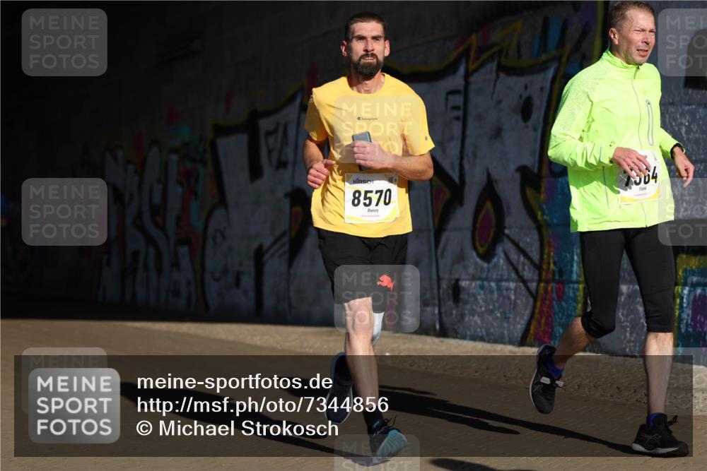 06.10.2024 - 19. swb-Marathon Bremen Michael Strokosch http://msf.ph/oto/7344856 06.10.2024 10:14:45 Laufen 8570, 7584 meine-sportfotos.de