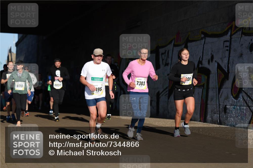 06.10.2024 - 19. swb-Marathon Bremen Michael Strokosch http://msf.ph/oto/7344866 06.10.2024 10:14:55 Laufen 9710, 8833, 195, 7303, 01 meine-sportfotos.de