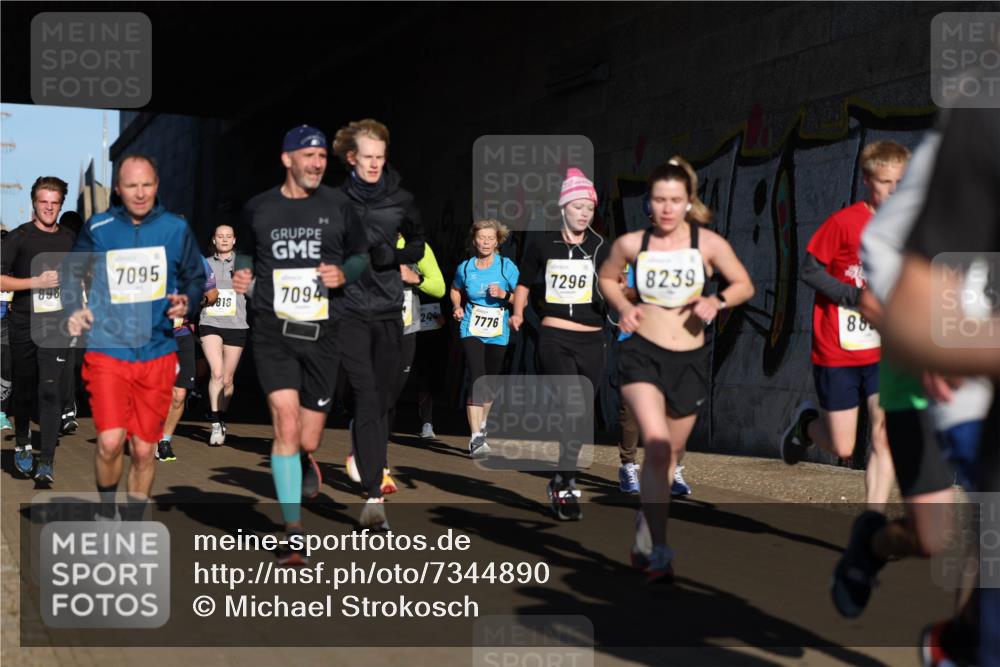 06.10.2024 - 19. swb-Marathon Bremen Michael Strokosch http://msf.ph/oto/7344890 06.10.2024 10:15:00 Laufen 7095, 813, 7094, 24, 7776, 7296, 8239, 88 meine-sportfotos.de