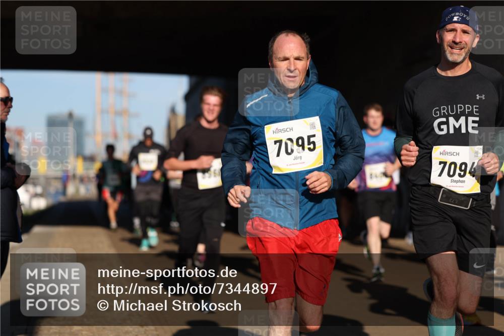 06.10.2024 - 19. swb-Marathon Bremen Michael Strokosch http://msf.ph/oto/7344897 06.10.2024 10:15:02 Laufen 7095, 7094 meine-sportfotos.de