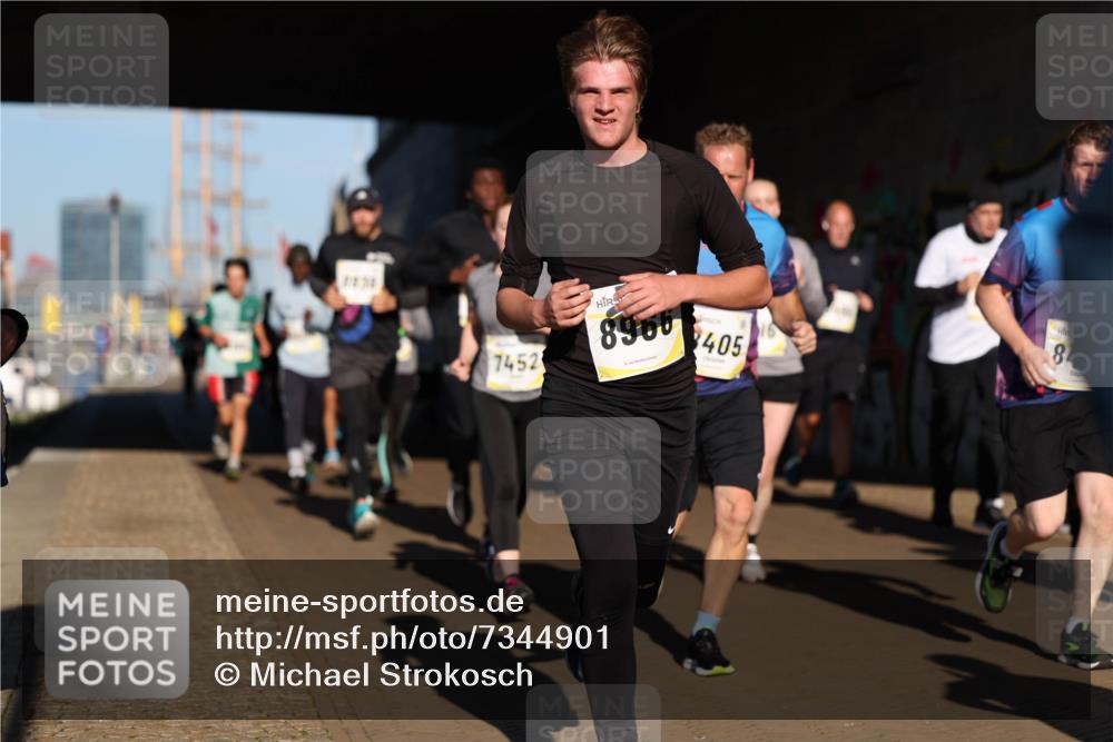 06.10.2024 - 19. swb-Marathon Bremen Michael Strokosch http://msf.ph/oto/7344901 06.10.2024 10:15:03 Laufen 7452, 8966, 405, 8 meine-sportfotos.de