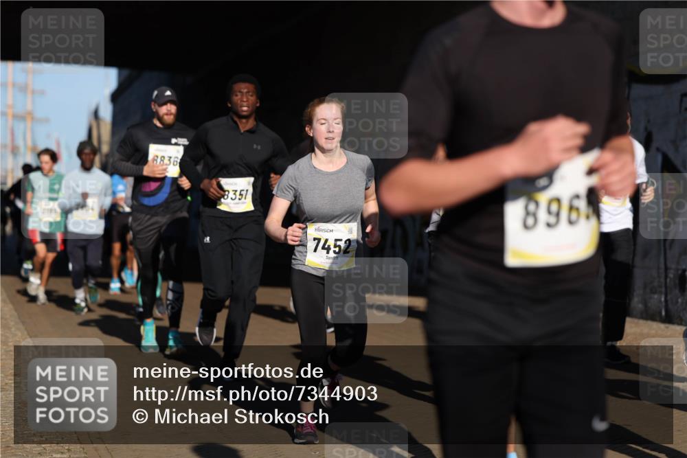 06.10.2024 - 19. swb-Marathon Bremen Michael Strokosch http://msf.ph/oto/7344903 06.10.2024 10:15:04 Laufen 8836, 8351, 7452, 896 meine-sportfotos.de