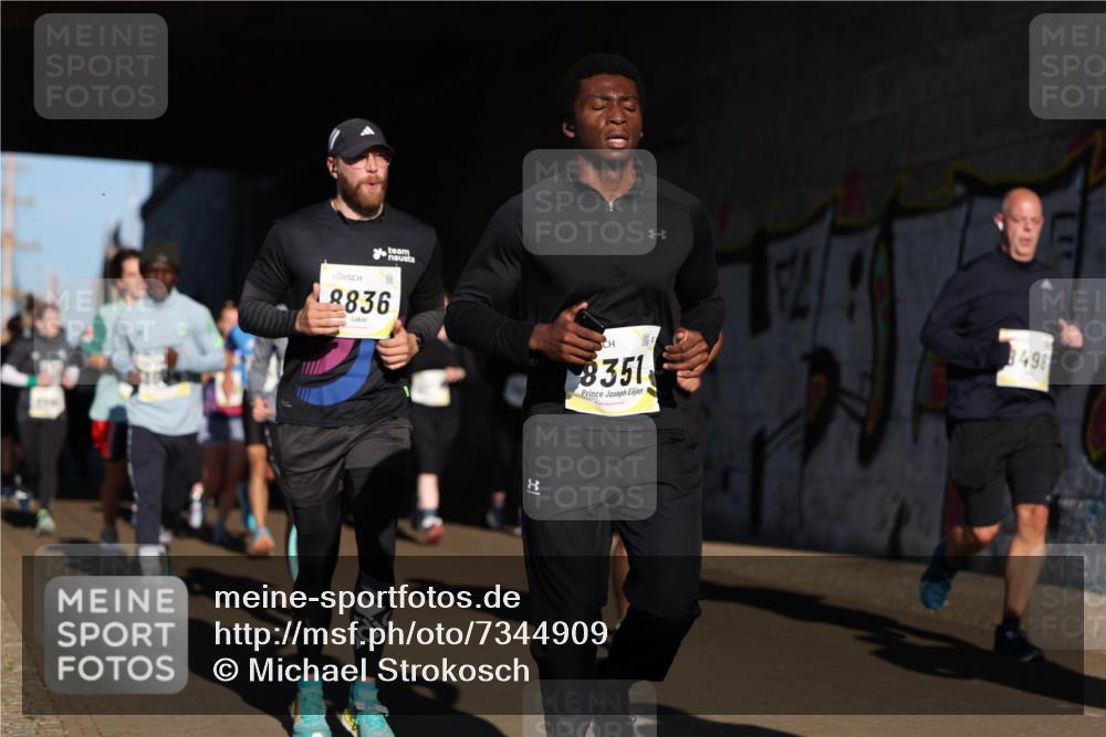 06.10.2024 - 19. swb-Marathon Bremen Michael Strokosch http://msf.ph/oto/7344909 06.10.2024 10:15:05 Laufen 8836, 8351, 8498 meine-sportfotos.de