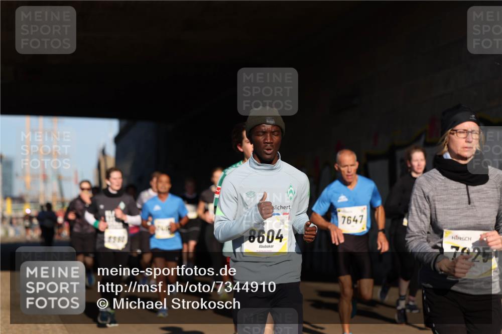 06.10.2024 - 19. swb-Marathon Bremen Michael Strokosch http://msf.ph/oto/7344910 06.10.2024 10:15:07 Laufen 1990, 8604, 7647, 7925 meine-sportfotos.de