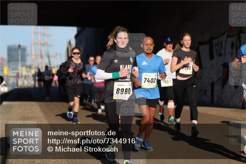 06.10.2024 - 19. swb-Marathon Bremen Michael Strokosch http://msf.ph/oto/7344916 06.10.2024 10:15:09 Laufen 8980, 7402, 897, 7568 meine-sportfotos.de