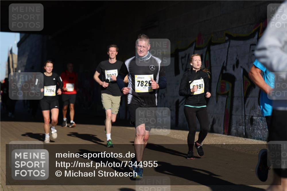 06.10.2024 - 19. swb-Marathon Bremen Michael Strokosch http://msf.ph/oto/7344955 06.10.2024 10:15:18 Laufen 7184, 9027, 7825, 391 meine-sportfotos.de