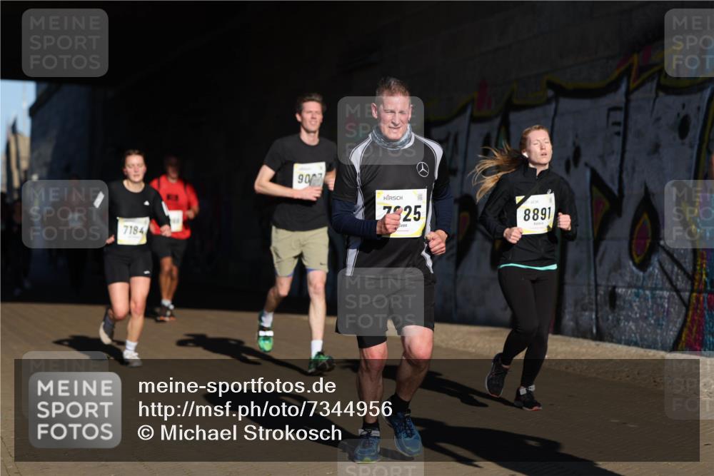 06.10.2024 - 19. swb-Marathon Bremen Michael Strokosch http://msf.ph/oto/7344956 06.10.2024 10:15:19 Laufen 7184, 907, 7325, 8891 meine-sportfotos.de