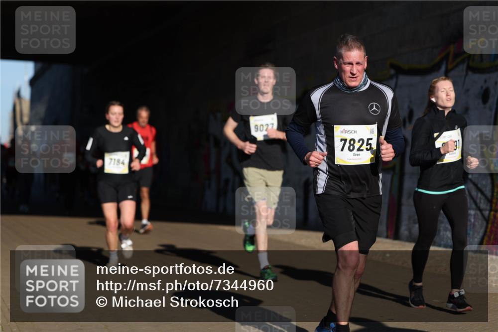 06.10.2024 - 19. swb-Marathon Bremen Michael Strokosch http://msf.ph/oto/7344960 06.10.2024 10:15:19 Laufen 7184, 9027, 7825, 31 meine-sportfotos.de