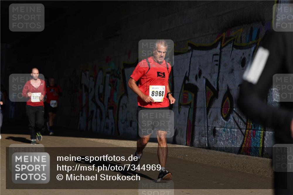 06.10.2024 - 19. swb-Marathon Bremen Michael Strokosch http://msf.ph/oto/7344969 06.10.2024 10:15:22 Laufen 800, 8968 meine-sportfotos.de