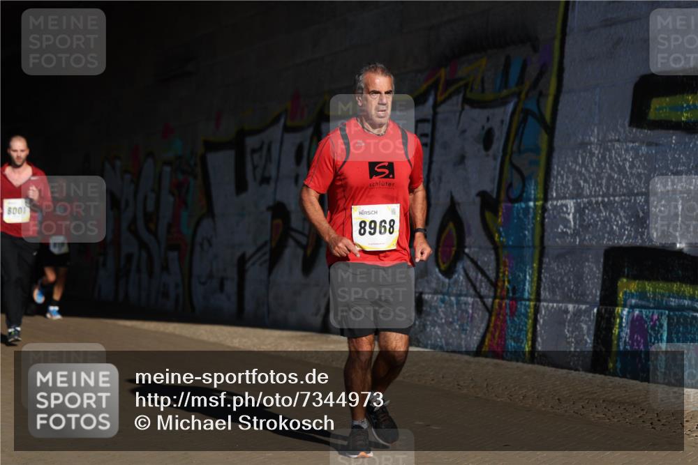 06.10.2024 - 19. swb-Marathon Bremen Michael Strokosch http://msf.ph/oto/7344973 06.10.2024 10:15:23 Laufen 8001, 8968 meine-sportfotos.de