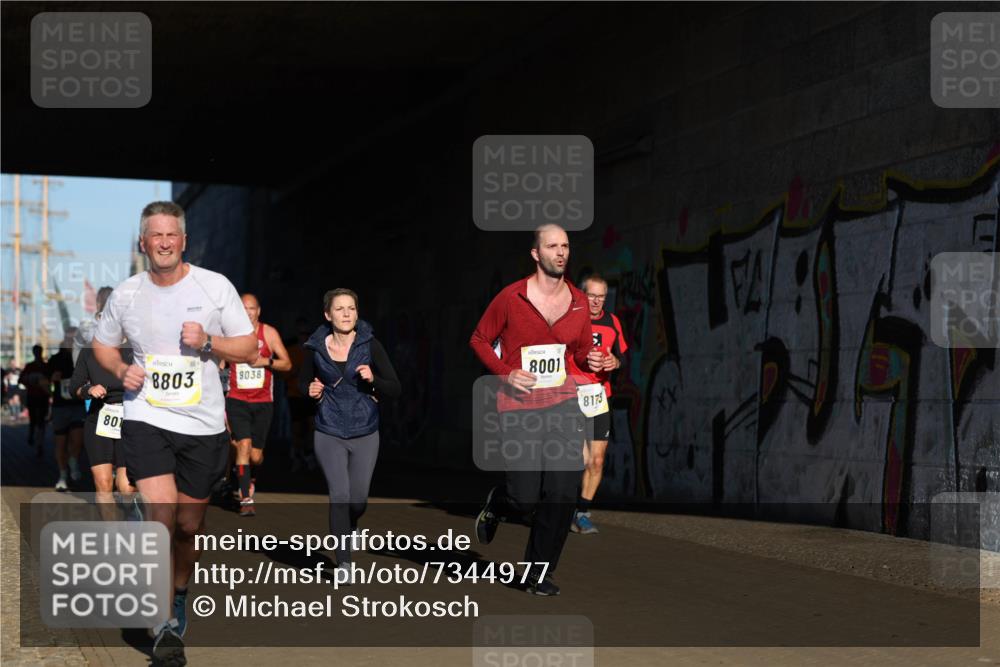 06.10.2024 - 19. swb-Marathon Bremen Michael Strokosch http://msf.ph/oto/7344977 06.10.2024 10:15:24 Laufen 801, 8803, 9038, 8001, 8175 meine-sportfotos.de
