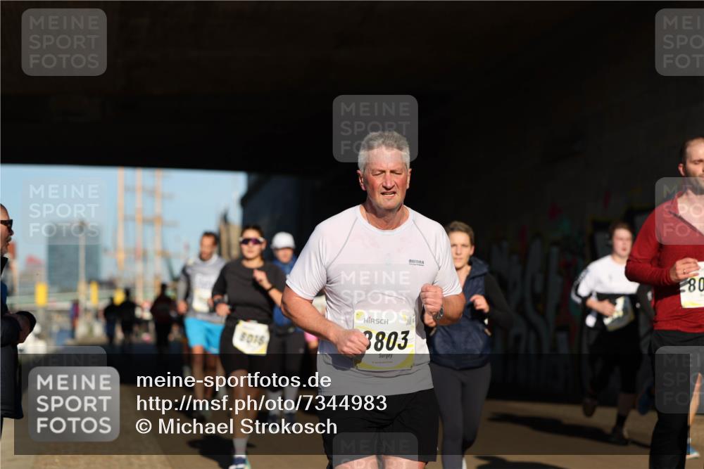 06.10.2024 - 19. swb-Marathon Bremen Michael Strokosch http://msf.ph/oto/7344983 06.10.2024 10:15:25 Laufen 8015, 3803, 80 meine-sportfotos.de