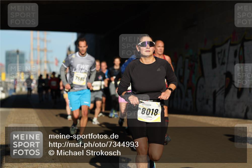 06.10.2024 - 19. swb-Marathon Bremen Michael Strokosch http://msf.ph/oto/7344993 06.10.2024 10:15:27 Laufen 7560, 52, 8018 meine-sportfotos.de