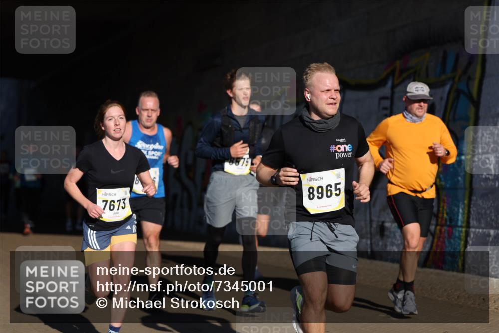 06.10.2024 - 19. swb-Marathon Bremen Michael Strokosch http://msf.ph/oto/7345001 06.10.2024 10:15:31 Laufen 7673, 8575, 8965 meine-sportfotos.de
