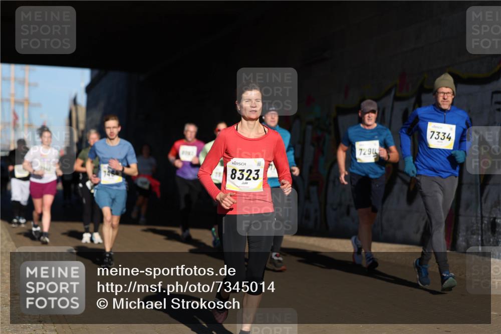 06.10.2024 - 19. swb-Marathon Bremen Michael Strokosch http://msf.ph/oto/7345014 06.10.2024 10:15:34 Laufen 8323, 7290, 7334 meine-sportfotos.de