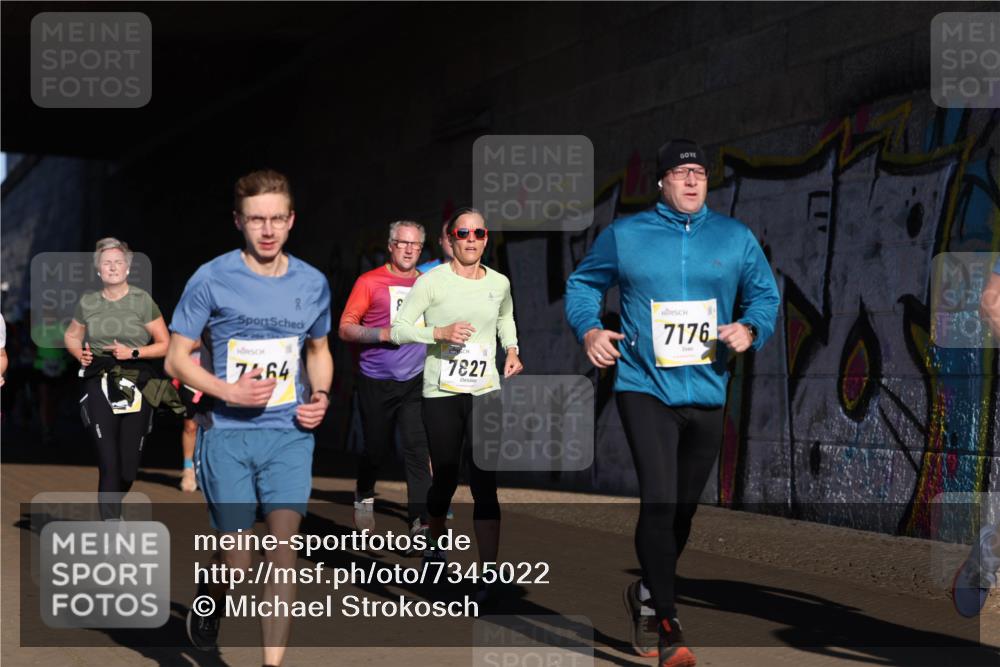 06.10.2024 - 19. swb-Marathon Bremen Michael Strokosch http://msf.ph/oto/7345022 06.10.2024 10:15:36 Laufen 8, 7464, 7827, 7176 meine-sportfotos.de