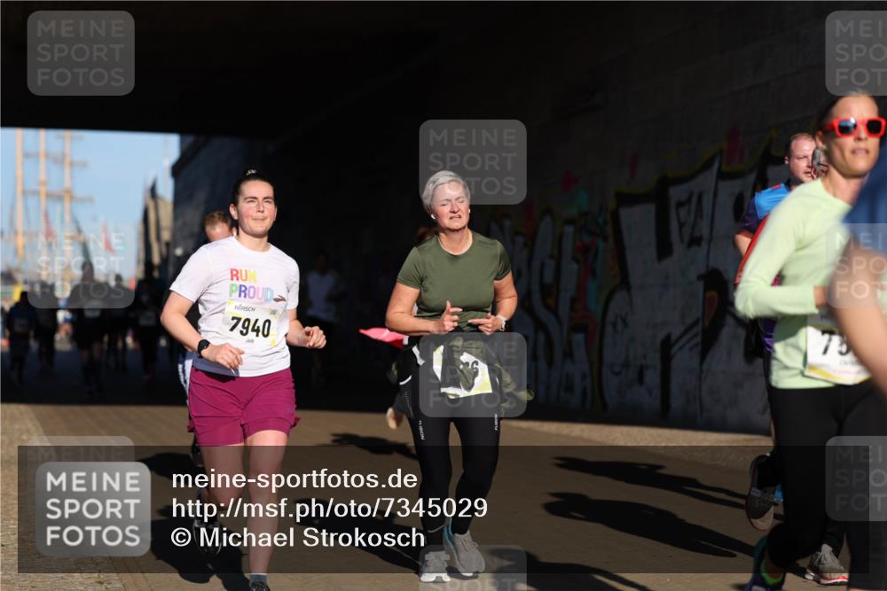 06.10.2024 - 19. swb-Marathon Bremen Michael Strokosch http://msf.ph/oto/7345029 06.10.2024 10:15:38 Laufen 7940, 75 meine-sportfotos.de