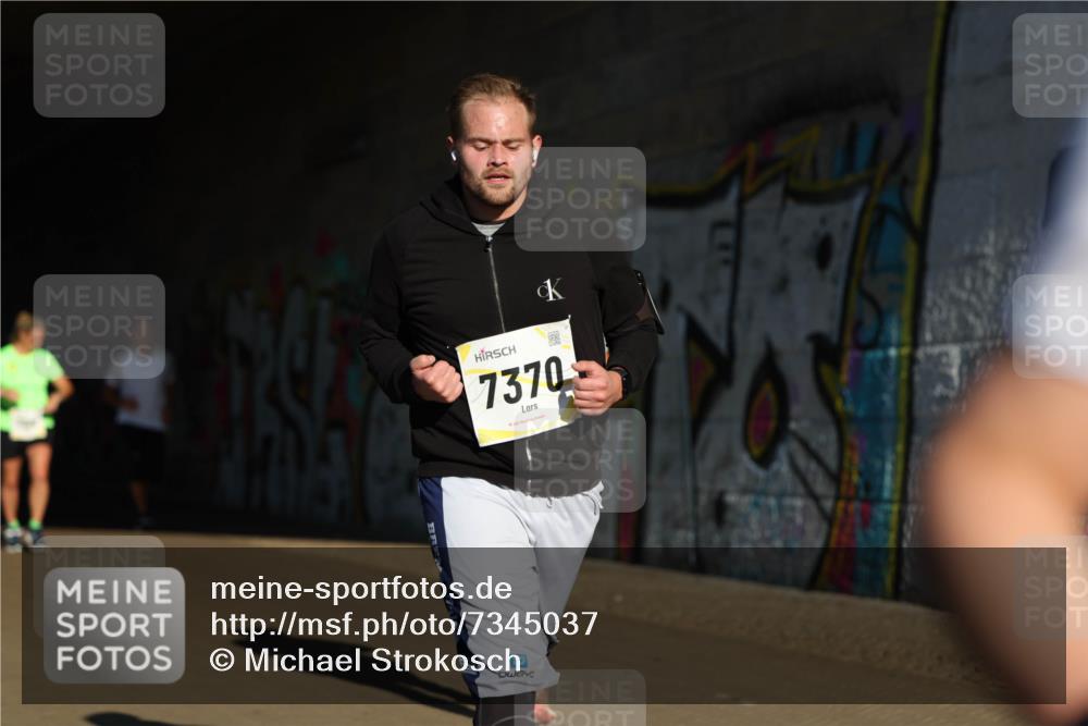 06.10.2024 - 19. swb-Marathon Bremen Michael Strokosch http://msf.ph/oto/7345037 06.10.2024 10:15:40 Laufen 7370, 240 meine-sportfotos.de