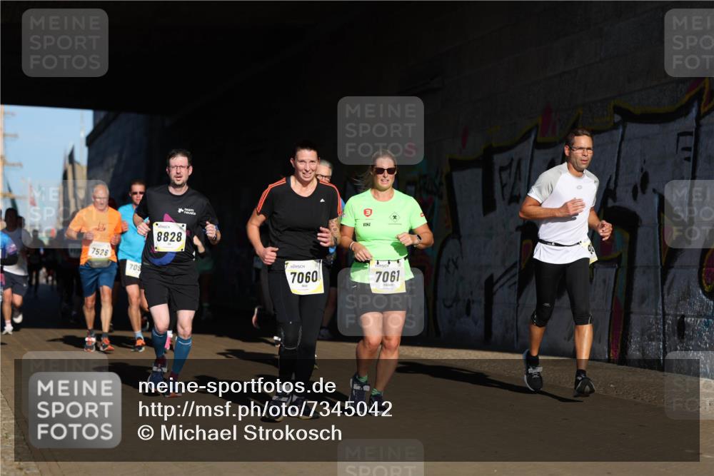06.10.2024 - 19. swb-Marathon Bremen Michael Strokosch http://msf.ph/oto/7345042 06.10.2024 10:15:43 Laufen 7526, 709, 8828, 7060, 7061 meine-sportfotos.de