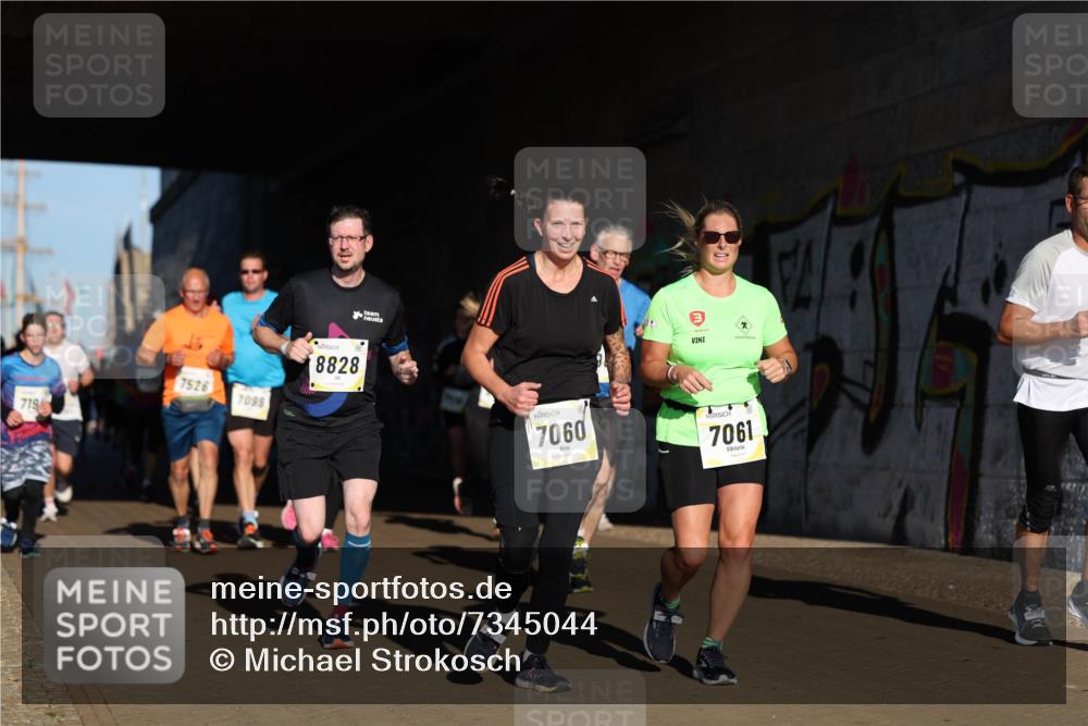06.10.2024 - 19. swb-Marathon Bremen Michael Strokosch http://msf.ph/oto/7345044 06.10.2024 10:15:44 Laufen 7526, 7099, 719, 8828, 7060, 3, 7061 meine-sportfotos.de
