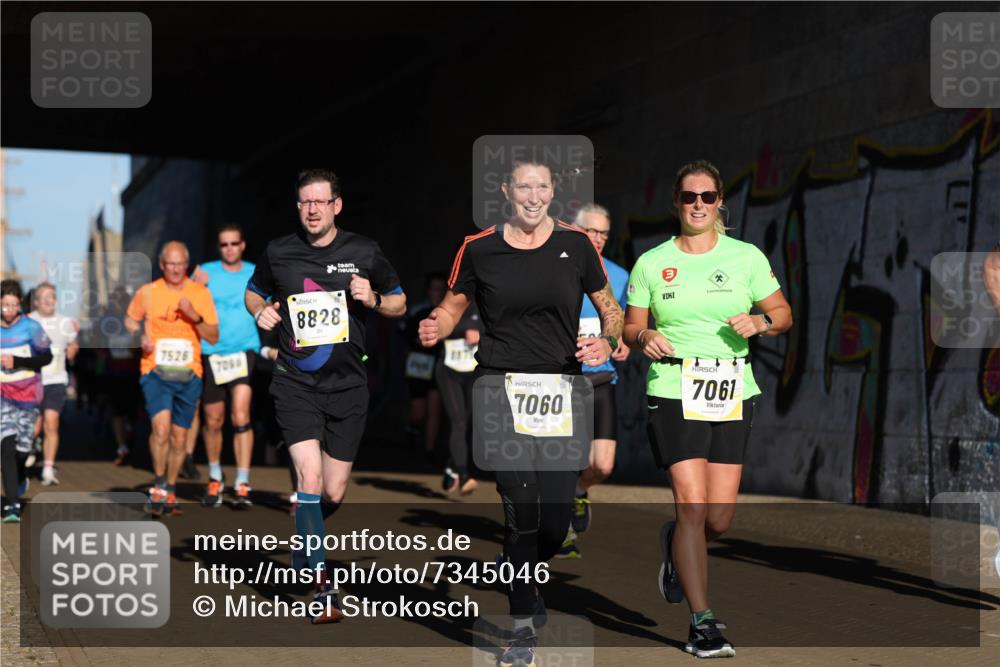 06.10.2024 - 19. swb-Marathon Bremen Michael Strokosch http://msf.ph/oto/7345046 06.10.2024 10:15:44 Laufen 7526, 7099, 8828, 7060, 3, 7061 meine-sportfotos.de