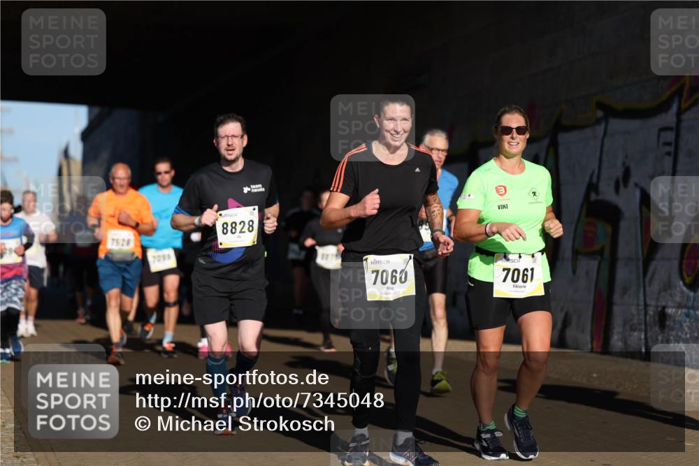 06.10.2024 - 19. swb-Marathon Bremen Michael Strokosch http://msf.ph/oto/7345048 06.10.2024 10:15:44 Laufen 7526, 7099, 8828, 7060, 7061 meine-sportfotos.de