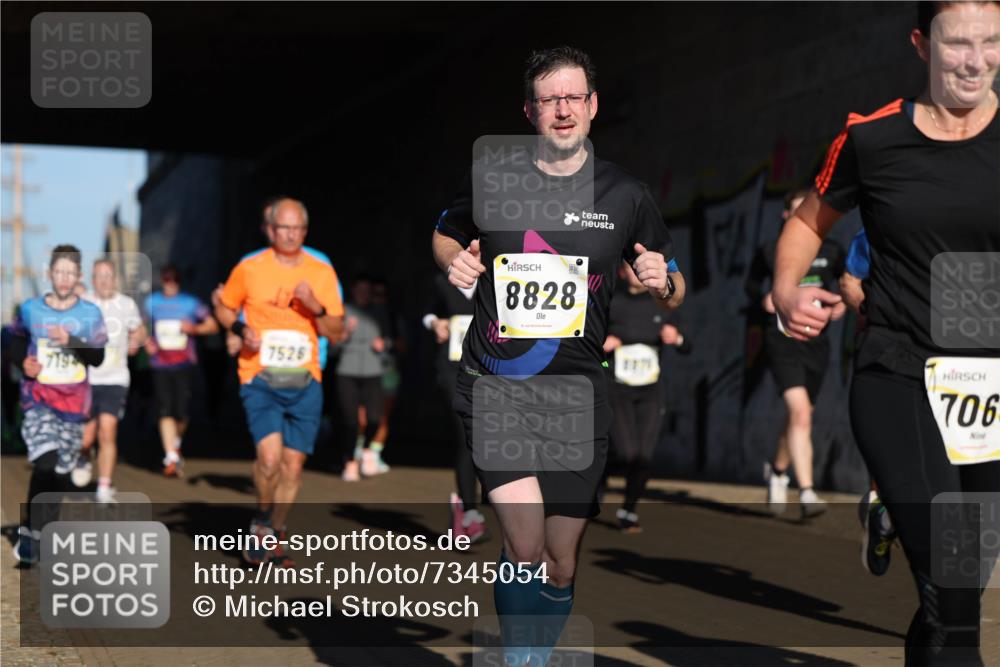 06.10.2024 - 19. swb-Marathon Bremen Michael Strokosch http://msf.ph/oto/7345054 06.10.2024 10:15:45 Laufen 7526, 8828, 1171, 706 meine-sportfotos.de