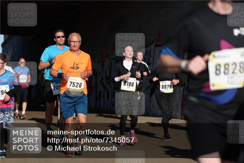 06.10.2024 - 19. swb-Marathon Bremen Michael Strokosch http://msf.ph/oto/7345057 06.10.2024 10:15:46 Laufen 2024, 8525, 709, 1868, 7526, 8186, 8875, 8828, 194 meine-sportfotos.de