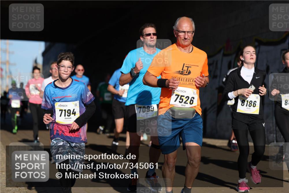 06.10.2024 - 19. swb-Marathon Bremen Michael Strokosch http://msf.ph/oto/7345061 06.10.2024 10:15:47 Laufen 2024, 7194, 1868, 7099, 7526, 8186, 88 meine-sportfotos.de