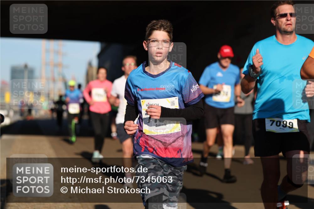 06.10.2024 - 19. swb-Marathon Bremen Michael Strokosch http://msf.ph/oto/7345063 06.10.2024 10:15:48 Laufen 2024, 18, 74, 7099 meine-sportfotos.de