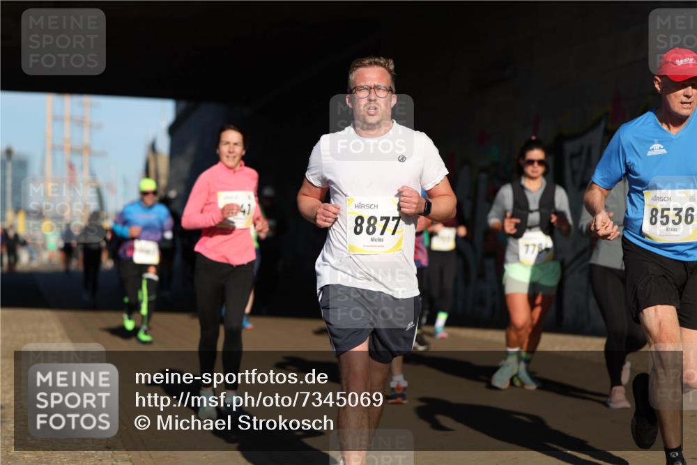 06.10.2024 - 19. swb-Marathon Bremen Michael Strokosch http://msf.ph/oto/7345069 06.10.2024 10:15:49 Laufen 8877, 778, 8536 meine-sportfotos.de