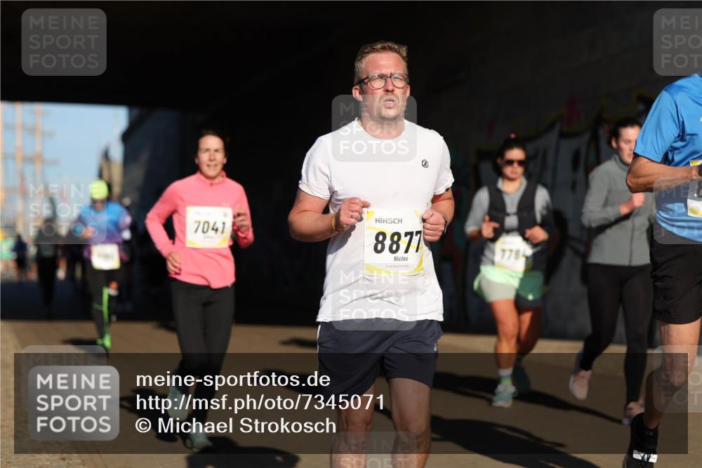 06.10.2024 - 19. swb-Marathon Bremen Michael Strokosch http://msf.ph/oto/7345071 06.10.2024 10:15:49 Laufen 7041, 8877, 778 meine-sportfotos.de