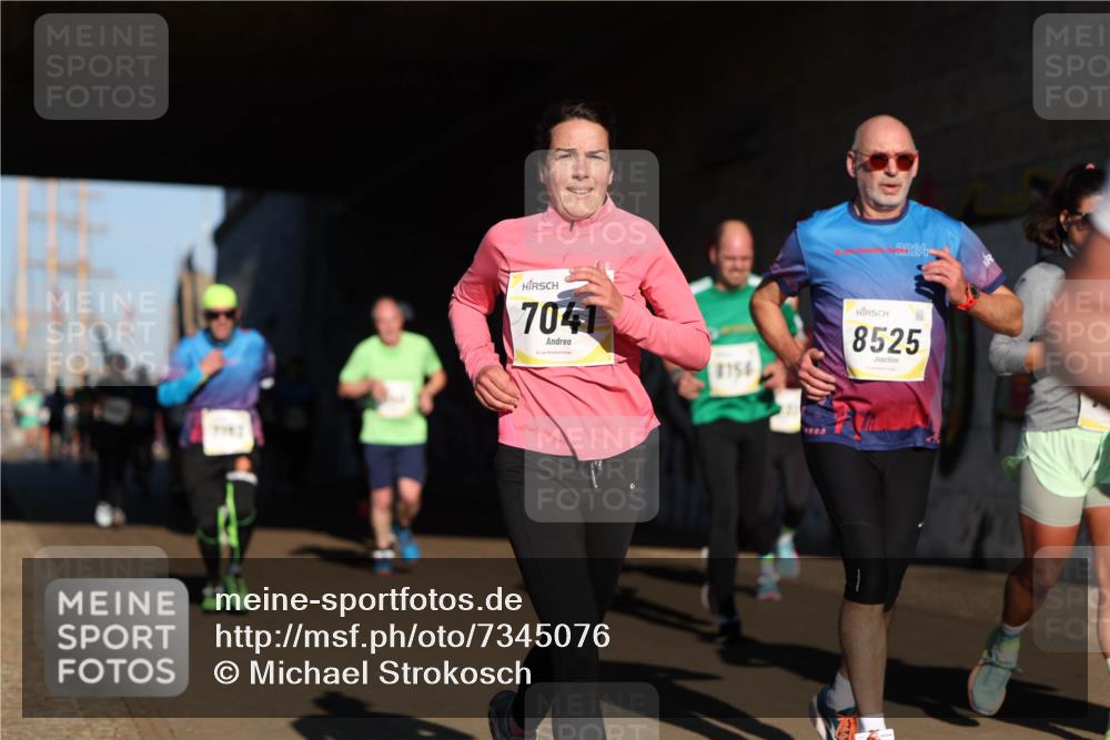 06.10.2024 - 19. swb-Marathon Bremen Michael Strokosch http://msf.ph/oto/7345076 06.10.2024 10:15:50 Laufen 2024, 7041, 8156, 8525 meine-sportfotos.de