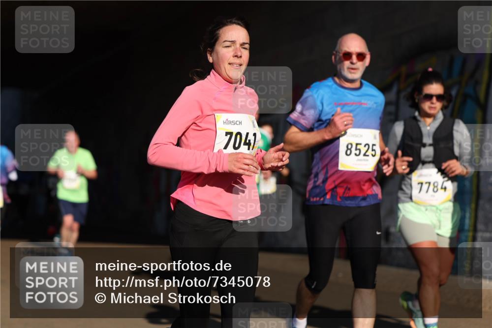 06.10.2024 - 19. swb-Marathon Bremen Michael Strokosch http://msf.ph/oto/7345078 06.10.2024 10:15:51 Laufen 7041, 8525, 7784 meine-sportfotos.de