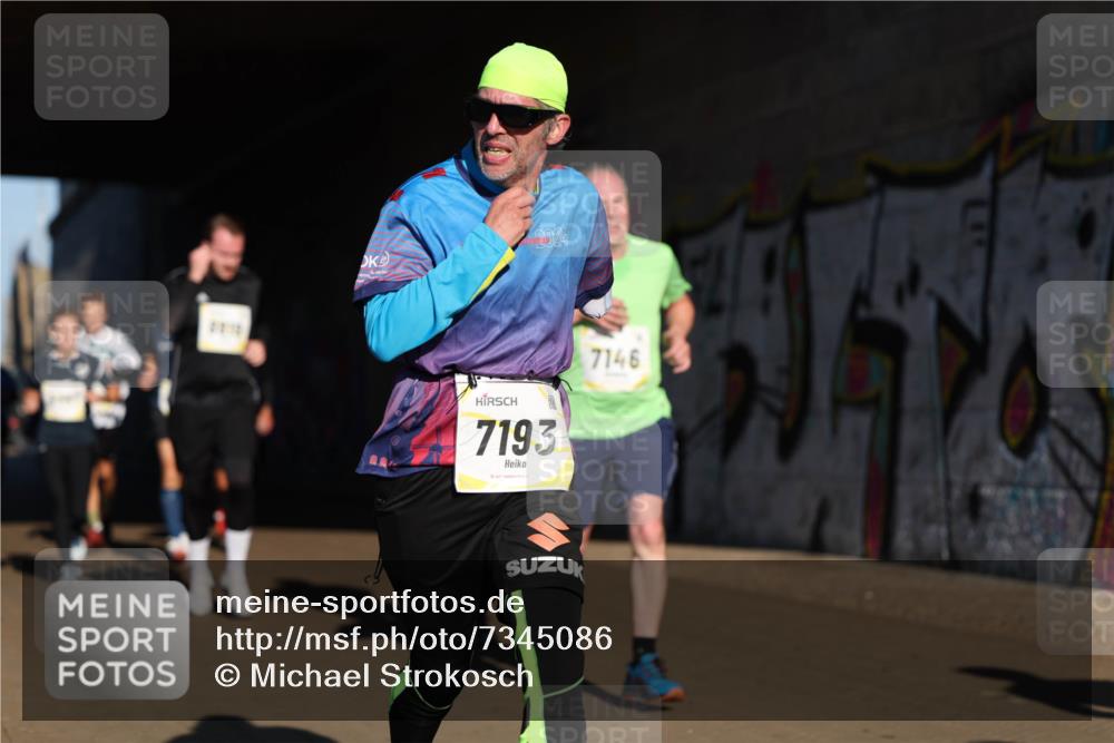 06.10.2024 - 19. swb-Marathon Bremen Michael Strokosch http://msf.ph/oto/7345086 06.10.2024 10:15:53 Laufen 7193, 7146 meine-sportfotos.de