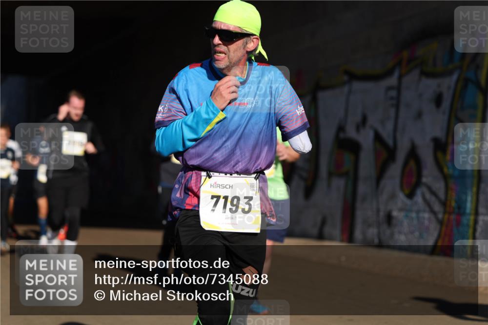06.10.2024 - 19. swb-Marathon Bremen Michael Strokosch http://msf.ph/oto/7345088 06.10.2024 10:15:53 Laufen 20, 4, 7193 meine-sportfotos.de
