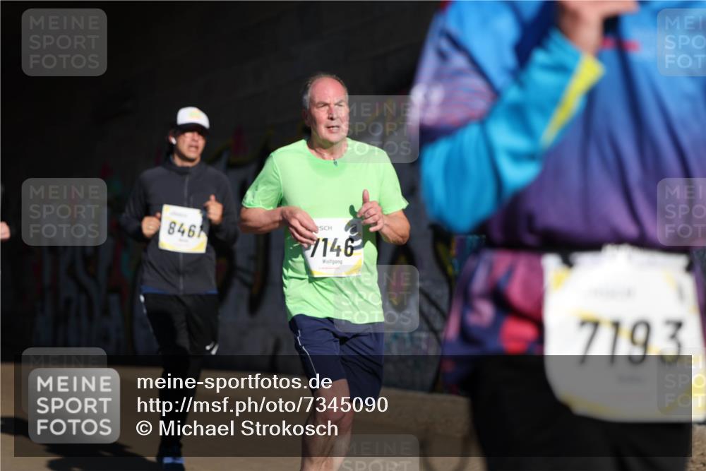 06.10.2024 - 19. swb-Marathon Bremen Michael Strokosch http://msf.ph/oto/7345090 06.10.2024 10:15:54 Laufen 846, 7146, 7193 meine-sportfotos.de