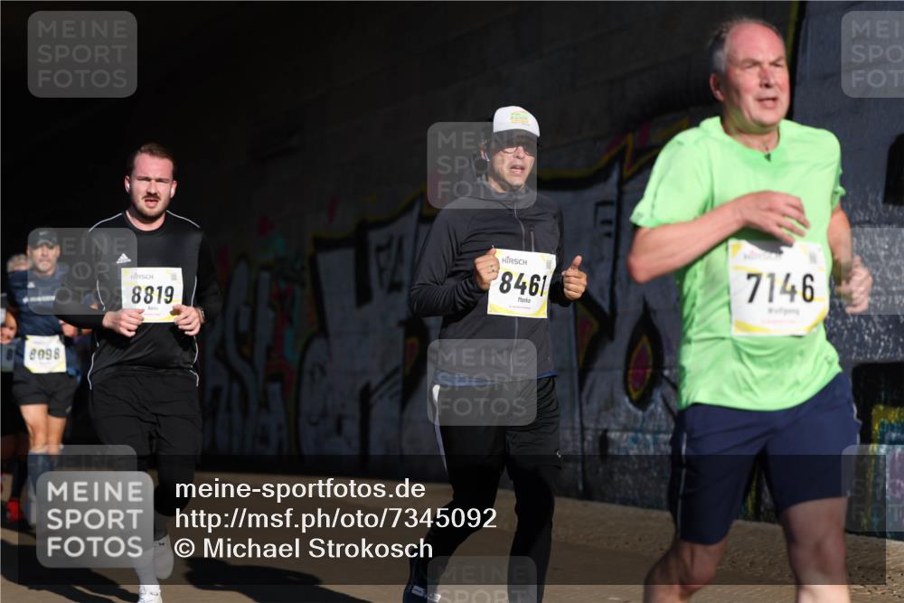 06.10.2024 - 19. swb-Marathon Bremen Michael Strokosch http://msf.ph/oto/7345092 06.10.2024 10:15:55 Laufen 8098, 8819, 8461, 7146 meine-sportfotos.de