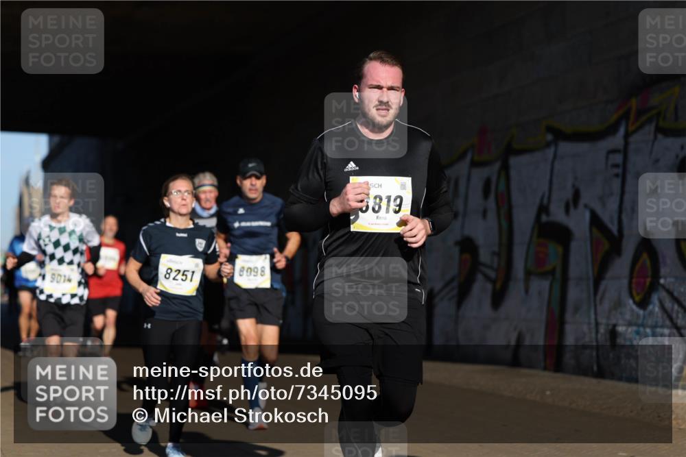 06.10.2024 - 19. swb-Marathon Bremen Michael Strokosch http://msf.ph/oto/7345095 06.10.2024 10:15:55 Laufen 8251, 9014, 8098, 819 meine-sportfotos.de