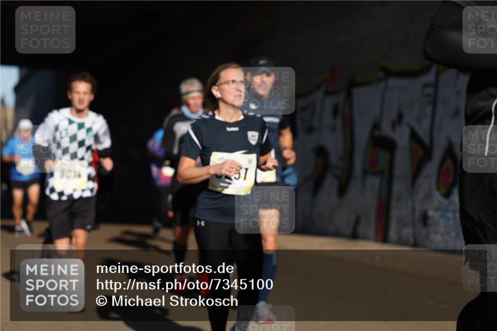 06.10.2024 - 19. swb-Marathon Bremen Michael Strokosch http://msf.ph/oto/7345100 06.10.2024 10:15:56 Laufen 31, 9014 meine-sportfotos.de