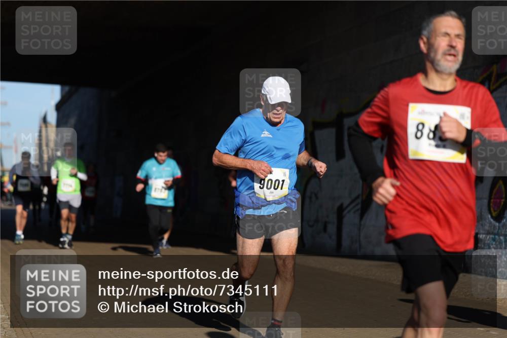 06.10.2024 - 19. swb-Marathon Bremen Michael Strokosch http://msf.ph/oto/7345111 06.10.2024 10:16:00 Laufen 8767, 9001, 88 meine-sportfotos.de