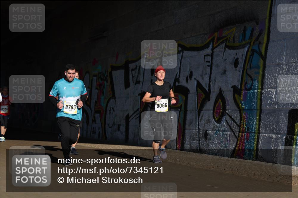 06.10.2024 - 19. swb-Marathon Bremen Michael Strokosch http://msf.ph/oto/7345121 06.10.2024 10:16:02 Laufen 8336, 8783, 9066 meine-sportfotos.de