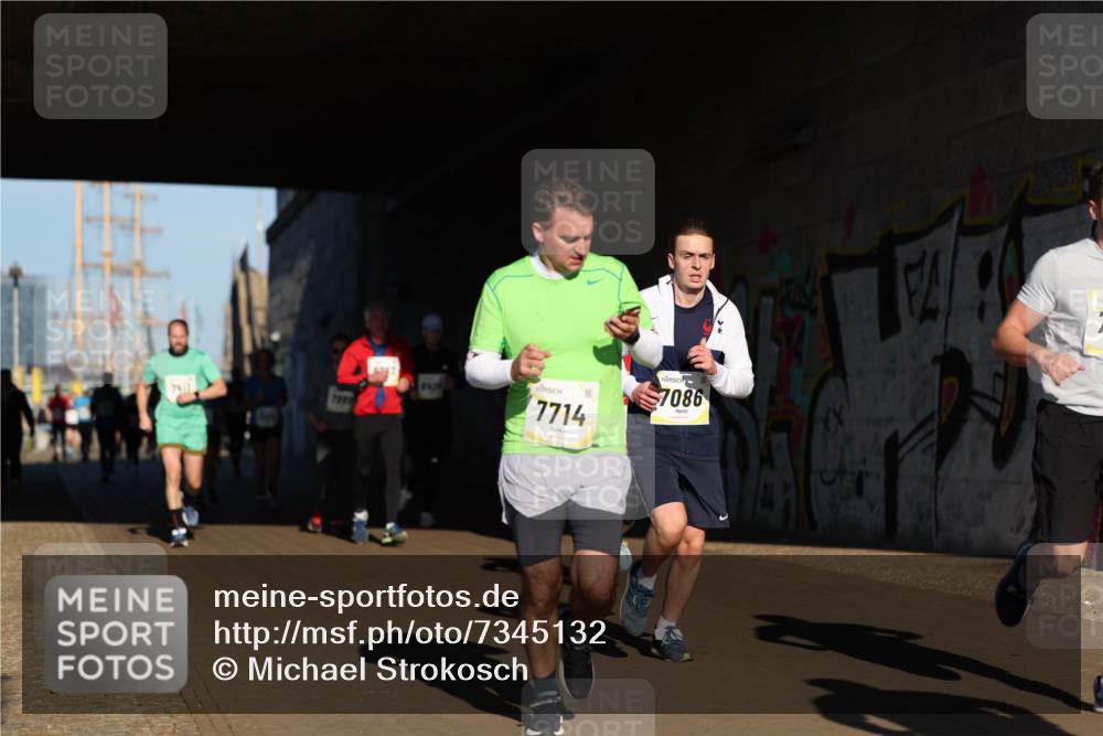 06.10.2024 - 19. swb-Marathon Bremen Michael Strokosch http://msf.ph/oto/7345132 06.10.2024 10:16:05 Laufen 7008, 7714, 7086 meine-sportfotos.de