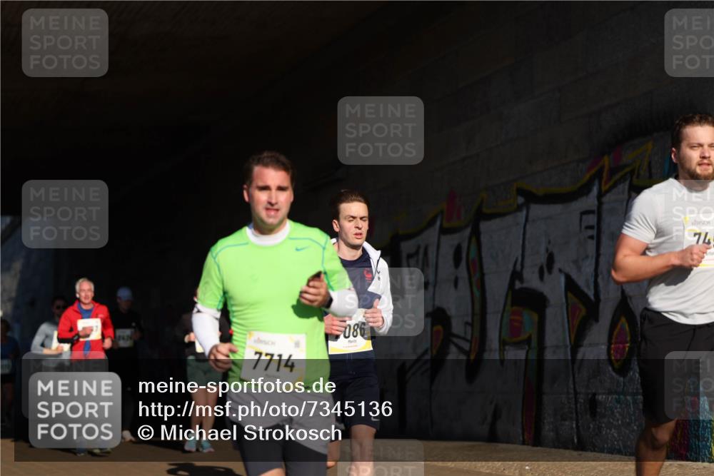 06.10.2024 - 19. swb-Marathon Bremen Michael Strokosch http://msf.ph/oto/7345136 06.10.2024 10:16:05 Laufen 8424, 7714, 086, 74 meine-sportfotos.de